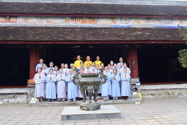 Tham quan và cúng dường chùa Linh Mụ, Huế